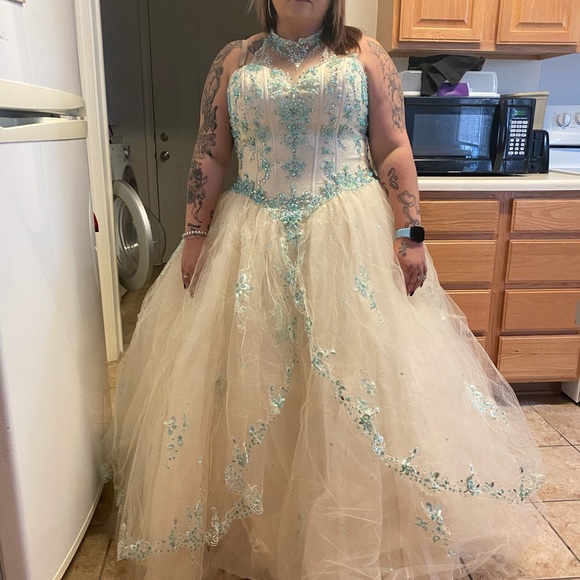 Brand new size 16 17 18 lace up corset back by Eureka paid 600 asking 300 - Picture 3 of 7